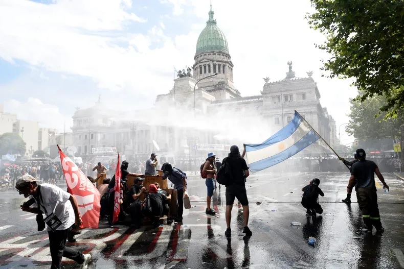 El senado aprobó la Reforma Laboral preparada por el FMI y las grandes ...